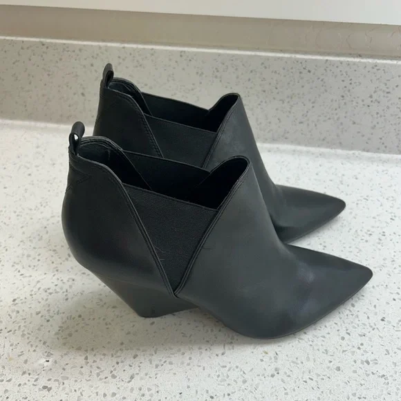 marc fisher LTD black ankle boots w/ wedge heel - size 10 - Picture 2 of 6